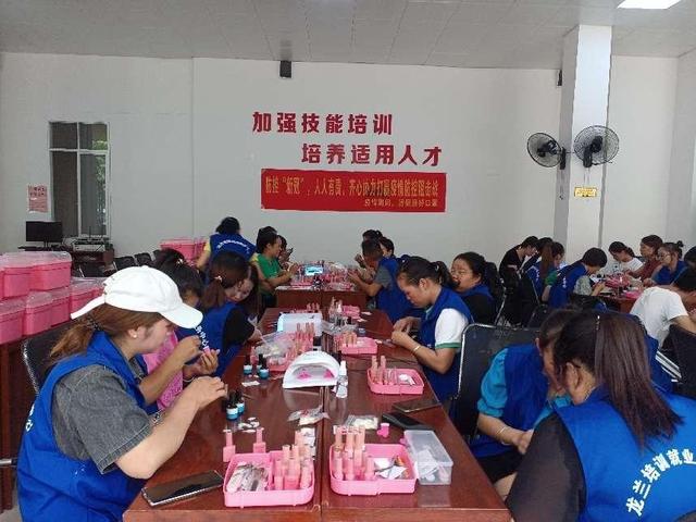 甲油胶在指甲上拉花 甲油胶在指甲上拉花怎么去除