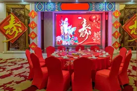 广东一富商办寿宴，直言“海鲜茅台管够，礼金只收100”，为何图片