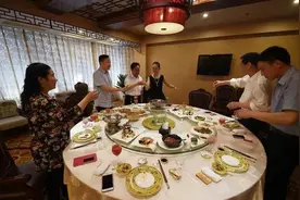 饭局上领导说“去买包烟”，不要真去买烟，高手都懂这3个礼数图片