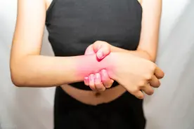 腕关节疼痛是什么原因？图片
