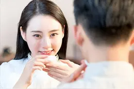 女人在你面前有这4种表现，分明就是喜欢你，男人别无动于衷！图片