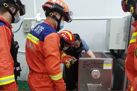 看着都痛！工人手指不慎被卷入绞肉机图片