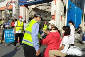 武汉：“警校家”共推电动自行车文明骑行新风尚图片