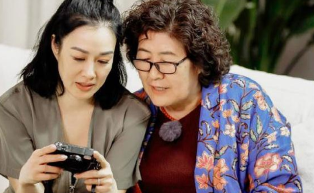 钟丽缇与婆婆贾慧芬：婆媳之间只差15岁，二人相处得像亲姐妹