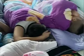 女子回黑龙江老家过年，男女老幼18个人一起睡大炕：热闹又温馨！图片