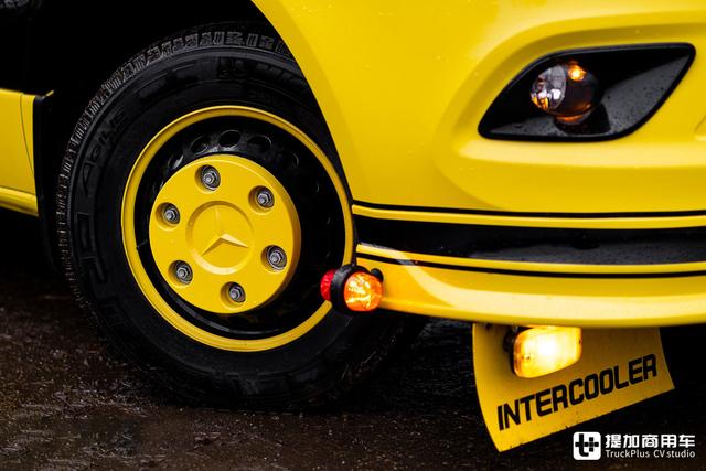 V6奔驰凌特被改成牵引车，还加装了生活舱，波兰人改装玩得是真溜