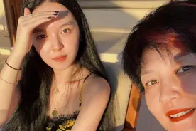 哈文与女儿美国过春节！母女豪宅外晒太阳，戴着李咏遗物不离身图片