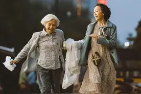 84岁拿影后，这个“国民奶奶”太飒了图片