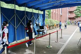 多图直击上海高二、高三年级学生返校复学图片
