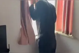 小伙把头伸出窗外看直升机被卡，扛着窗户框到消防队求助图片