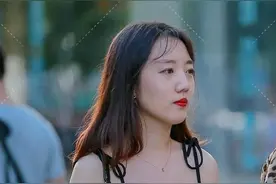 穿着一身打底裤的小姐姐，让造型显得时髦不单调，更显质感图片