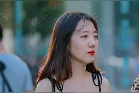 穿着一身打底裤的小姐姐，让造型显得时髦不单调，更显质感图片