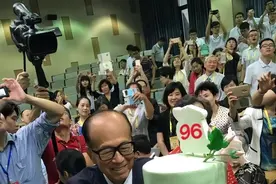 李嘉诚切蛋糕迎96岁大寿，现身广东与众员工同庆，身价已超2573亿图片
