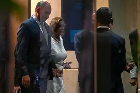 莫斯科电视塔循环“中国，俄罗斯与你同在！”，数小时后屏幕坏了图片