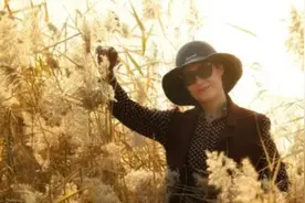 深圳流浪女：坐拥十套房产，被男友骗财后戴翡翠手镯在街头捡垃圾图片