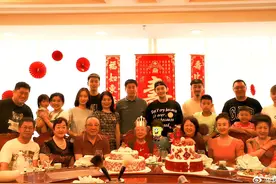 黄晓明晒全家福为95岁姥姥庆生！一家人慈眉善目，小海绵站位抢镜图片