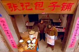 养女找养父借钱惨被羞辱，3分利息加借条，而养父转身却烧掉借条图片