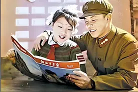 她为雷锋戴上红领巾，雷锋精神影响她一生图片