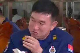 吃一口就知是妈的味道，妈妈瞒着儿子千里包饺子，吃完感动到了图片