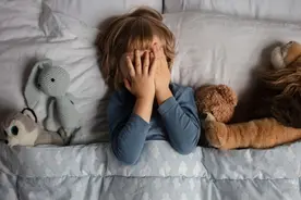 孩子睡觉前，千万别再做这5件事，影响睡眠和身高图片