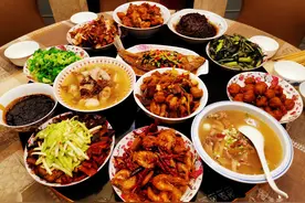 张艺兴回湖南老家，晒出家乡的年夜饭，好吃的真多，都吃的满足了图片