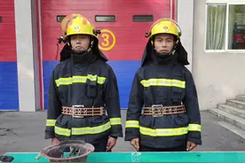 “爱玩”的“蓝朋友”又来啦！今天带你揭秘装满水的塑料杯能不能被点燃~图片