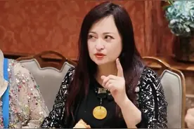 70后的王璐瑶聚会豪吃，脸颊上的肉下垂凸显，中年发福都还好靓图片