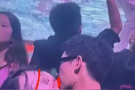 毁三观，酒吧里的一男一女，网友：还能这么玩儿？:)图片