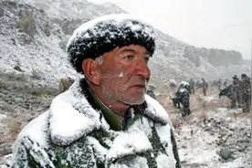 蓝眼睛、说伊朗语的白种人，穿着“中国军装”，守护着中国边疆图片