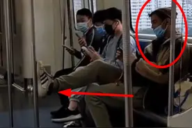 深圳老外扯下口罩踩地铁扶手，劝说无果乘客怒斥：中国不欢迎你图片