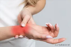 手麻、肩胛骨区域疼痛，是怎么回事？不出意外，这3种可能性最大图片