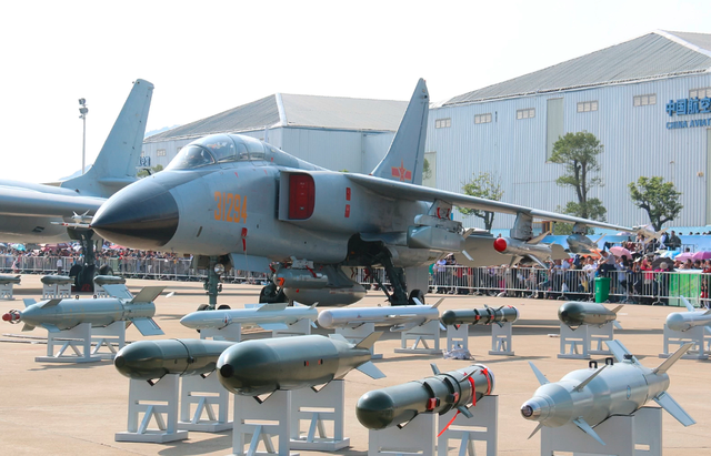 美专家:解放军歼轰7飞豹产量260多架不容美军忽视,歼轰7开始采用国产