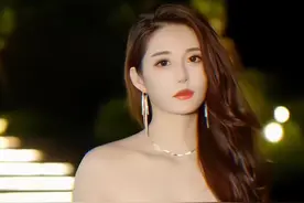 46岁戏骨“女儿”首露脸！肤白貌美腿似超模，身份神秘被骂乱认爹图片