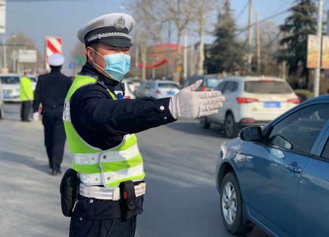 路上那么多车，交警是如何发现无证驾驶的？交警：3种方法能判断