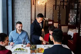 饭局上领导让你去“催菜”，到底怎么做最好？建议收藏了解！图片