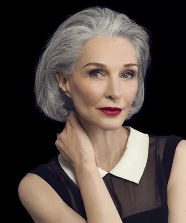 优雅到老的女人:白发不染带点卷,妆容精致又得体,气质很高级