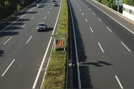 南京高速上线新型智能数字化警示标志牌，融合新能源光储充电、5G通讯、云平台等新技术图片