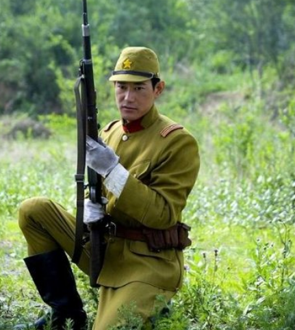 第一次出演日本军官火了之后,矢野浩二就成为了"鬼子专业户".