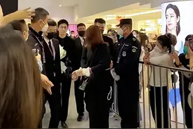 38岁朱亚文现身吉林长春，身板笔挺戴眼镜显斯文：都开始接商演了图片