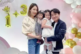 王祖蓝为两位爱女庆生，晒一家四口温馨合照，三岁大女儿像极爸爸图片