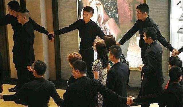 被央媒点名批评的9位明星，一夜之间跌落神坛，没一个人值得同情