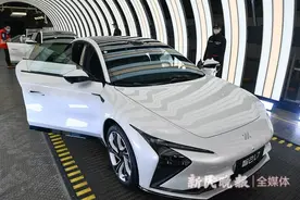 上汽首批200台智己L7体验版下线交付 加速发展智能网联新终端图片