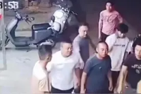 太嚣张了！男子与超市店员发生口角，摇人群殴店员，要求店员下跪图片