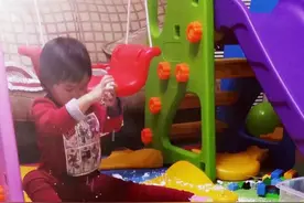 千万别让孩子进厨房，哈哈哈哈哈图片