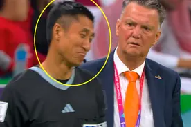 无世界杯主裁判“命”？马宁在场边自顾自笑，表情好可爱图片