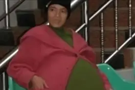 2009年广东女子怀胎12月未生，惨遭丈夫抛弃，挺着上百斤肚子流浪图片