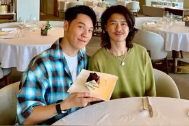 王贤志结婚7周年赴内地庆祝，与丈夫挨肩合照，婚姻已获全家认可图片