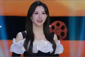 卡塔尔世界杯上的主持人马凡舒这火了，穿黑色一字肩裙太迷人图片