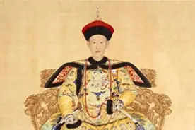 乾隆7世孙爱新觉罗•恒绍，在吉林穿皇帝龙袍祭祖，网友这样说图片