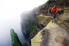 92个难得一见的照片，悬崖越野骑行，切开一辆坦克，姥姥妈妈女儿图片